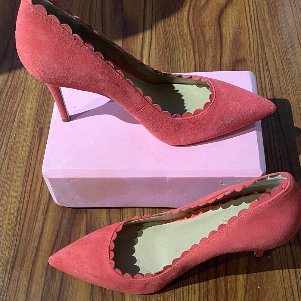 Ann Taylor Coral / Pink Scalloped Heels - NWOT Sz7.5. Gorgeous Fun Classy